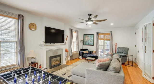 Elegant Pittsfield Home Near Downtown & Skiing!, Rezerwuj Hotel Pittsfield Jiminy Peak