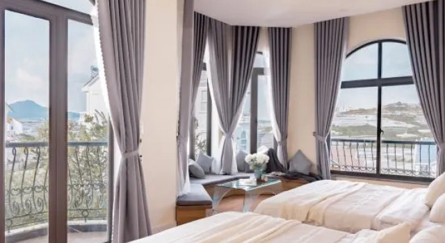 Семейный люкс с балконом Adalia Villa & Hotel Da Lat