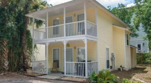 Cute Beach House Minutes from Beach