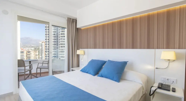 Четырёхместный номер Standard с балконом Hotel Rosamar