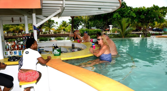 SailFish Resort, Book Ferieresort Hoteller i Stann Creek med pool, Swimmingpool