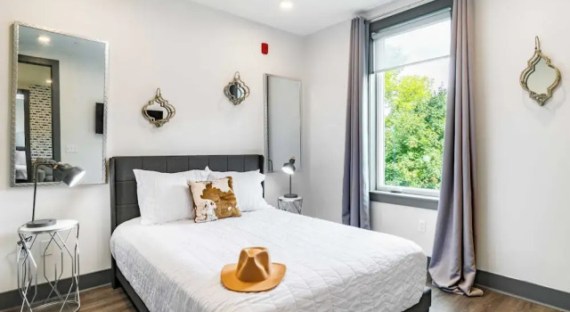 Downtown Nashville 2BR Condo Balcony & Parking Near Broadway, Забронировать Дом для отпуска Нэшвилл Теннесси, рядом с Парк Cumberland