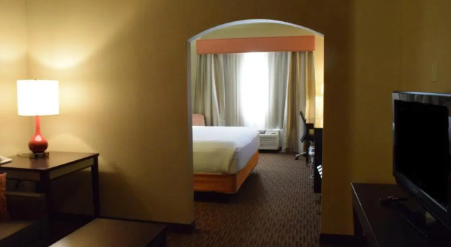 Люкс Holiday Inn Express Hotel & Suites Watertown - Thousand Islands by IHG