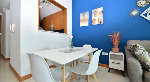 BBL - Stylish 1BR with balcony in Marina, Забронировать Апартаменты/квартира Отели Эмирата Дубая с парковкой, рядом с Остановка трамвая Marina Towers, Парковка