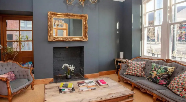 Quirky Cardiff Bay Hen House Sleeps 14-16, Забронировать Отель Кардиф-Бэй Кардифф