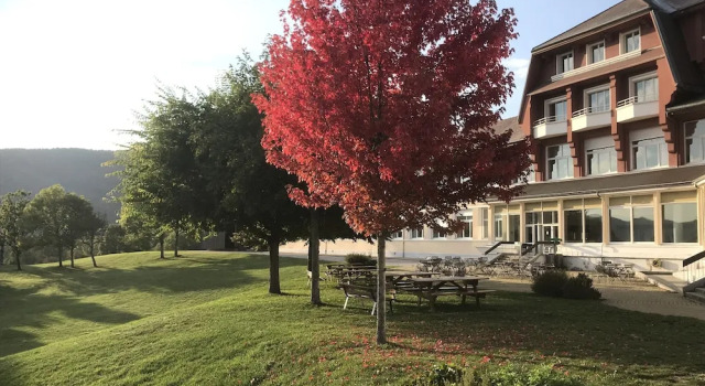 LESCANDILLE Village Vacances, Забронировать Курортный отель Курортные отели Овернь-Рона-Альпы, Курортный отель