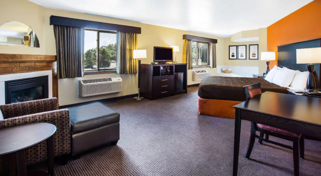 Двухместный люкс Superior AmericInn by Wyndham Menomonie