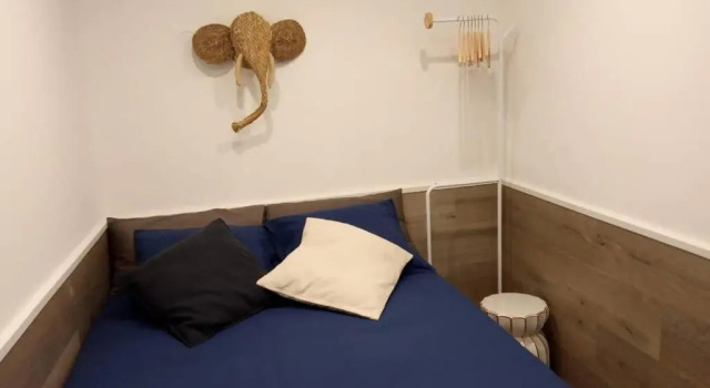 M2 Cool apartment next to metro. 15m to center