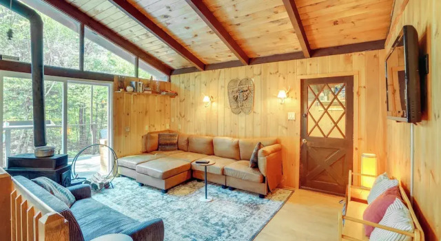 Treehouse Chalet Near Mt. Snow w/ On-site Trails!