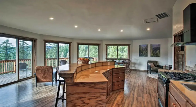 Коттедж Unique 40 Acre Nature Retreat w/ Trails & Views!
