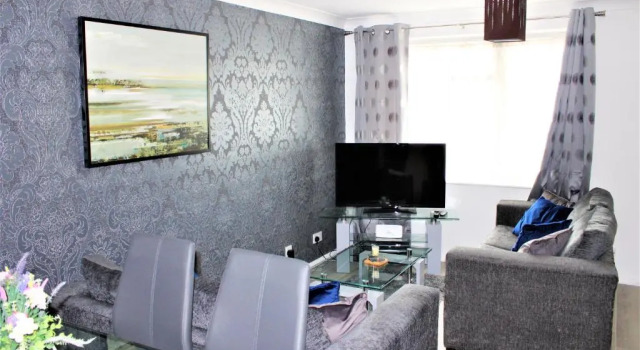 Beautiful 3 bed house Sleeps 6 Free Parking!, Забронировать Отель Отели Бакингемшир с парковкой, Парковка