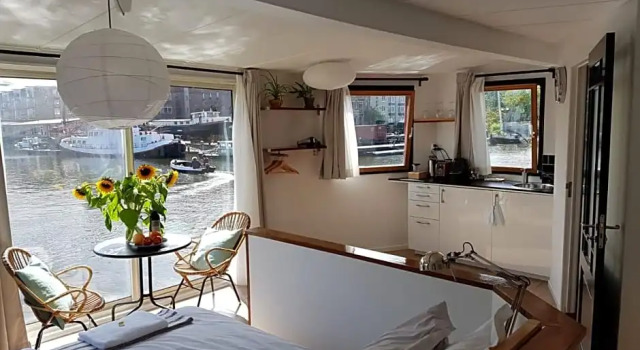 Houseboat Concordia B&B, Забронировать Отель «постель и завтрак» Ост Амстердам