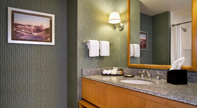 Sheraton Grand Sacramento Hotel, Забронировать Отель Отели Сакраменто с бассейном, рядом с Театр на улице В, Бассейн