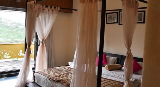 Тент с балконом Aravali Silence Lakend Resorts & Adventures