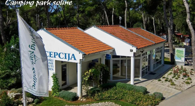 Mobile Home Starfish IV Camp Soline, Забронировать Отель Отели Биоград-на-Мору с парковкой, рядом с Частный Пляж «Кемп Сенди», Парковка