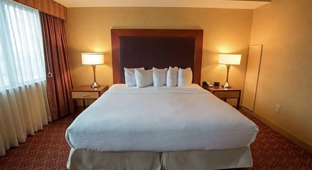 Двухместный люкс Hearing Accessible c 1 комнатой Отель Embassy Suites by Hilton Charlotte Concord Golf Resort & Spa