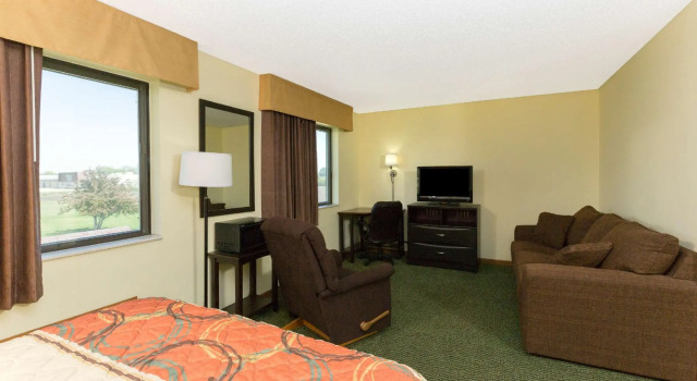 Dobbelt suite Super 8 by Wyndham Perry IA