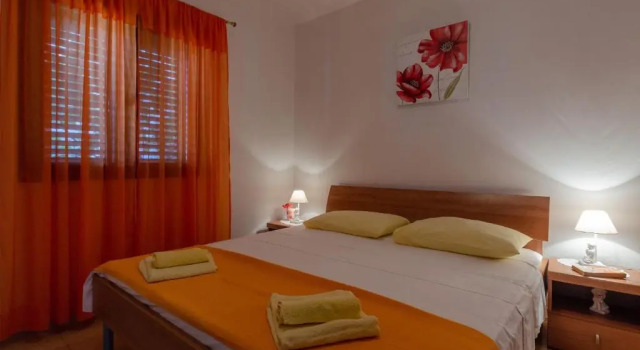 Apartmani Juraj, Book Apartment Hotels in Zavalatica with Parking, Parking