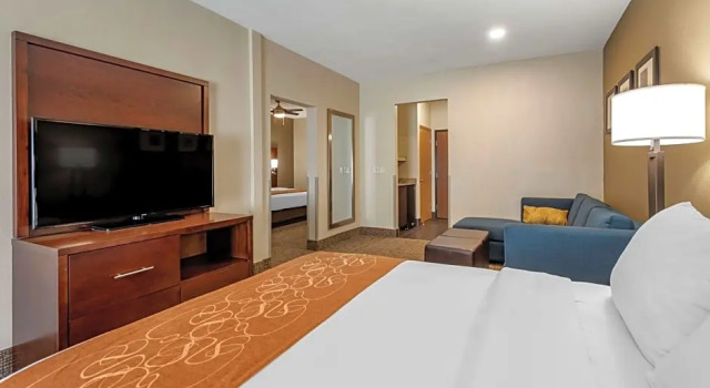 Шестиместный номер Standard Comfort Suites Auburn near I-69