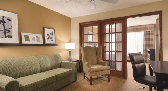 Двухместный люкс c 1 комнатой Country Inn & Suites by Radisson, West Bend, WI