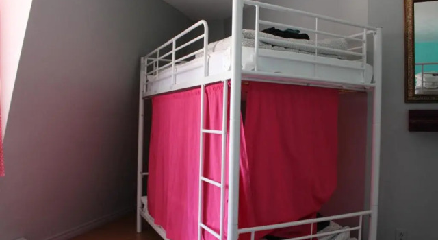 Postel ve společném pokoji pro ženy Auberge Alternative