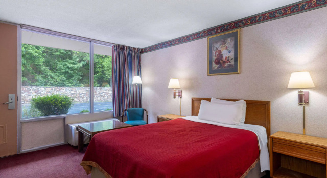 Howard Johnson Hotel & Conference Center by Wyndham Salem, Rezerwuj Hotel Salem Wirginia