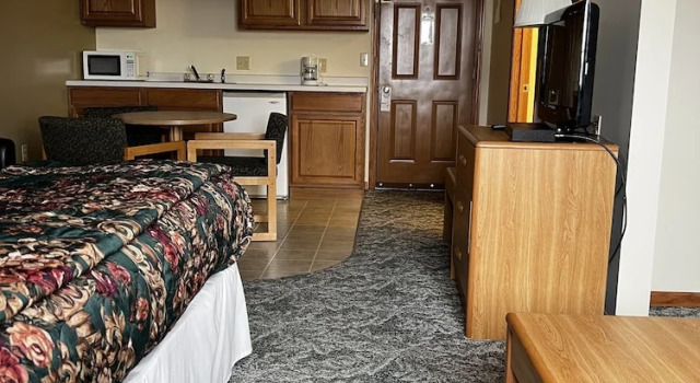 Люкс Budget Host Inn & Suites