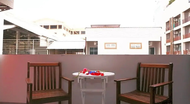 Двухместный номер Deluxe с балконом и с красивым видом из окна The Room Patong Hotel