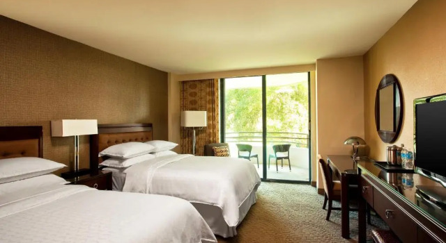 Четырёхместный клубный номер Standard с балконом Sheraton Tampa Brandon Hotel