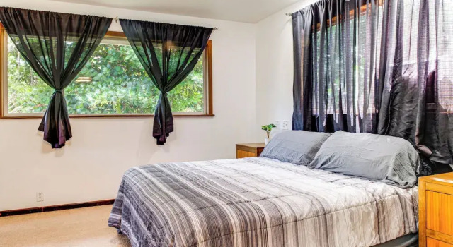 4 Mi to Beach: Keaau Retreat w/ Relaxing Porch!, Boek Appartement Keaau 