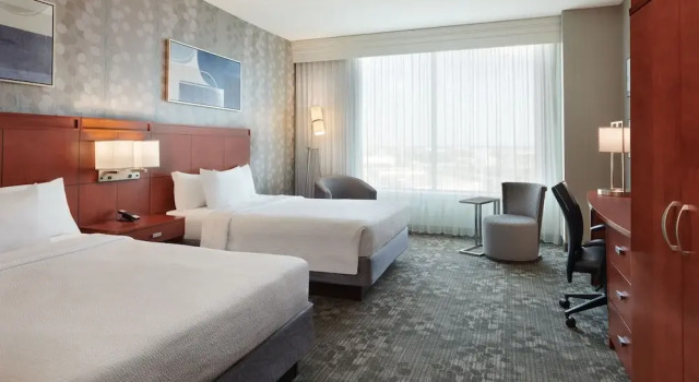 Четырёхместный номер Executive Courtyard by Marriott Ottawa East