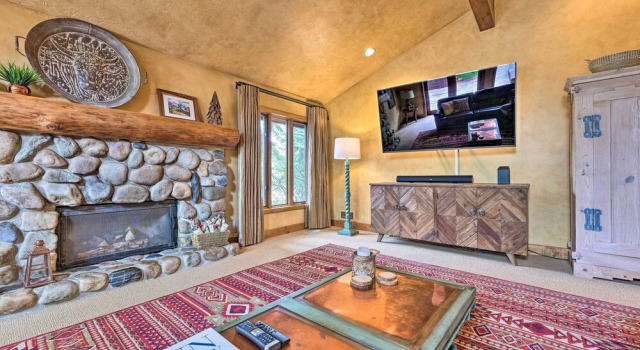 Luxe Sun Valley Retreat w/ Hot Tub, 3 Mi to Resort, Buchen Sie Resort Resorthotels in Idaho, Resort