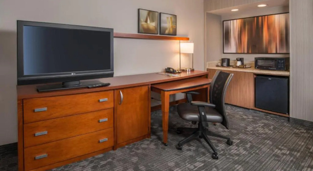 Люкс Courtyard by Marriott Fairfax Fair Oaks