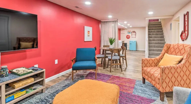 Stylish Vacation Rental - Walk to Isu!, 예약 휴가용 주택 노멀 일리노이