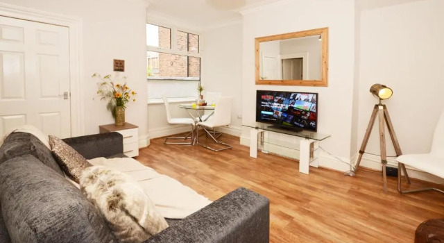 Hampton House by YourStays - 4 Bedroom House in Centre of Crewe