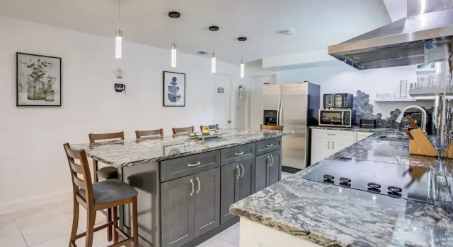 Коттедж с 4 комнатами Largo Family Oasis: Private Pool & Hot Tub!