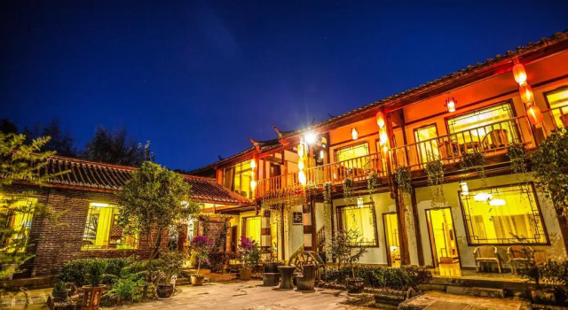 Lijiang Left Bank Holiday Inn