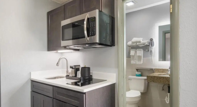 Двухместный люкс Deluxe Knights Inn and Suites Salem