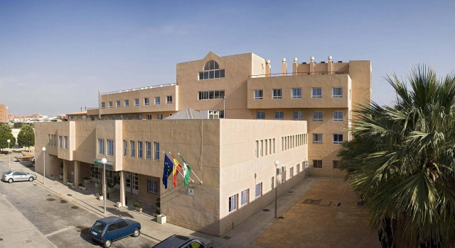 Albergue Inturjoven Almeria, Забронировать Хостел Отели Альмерия с парковкой, рядом с Церковь Святого Себастьяна, Парковка
