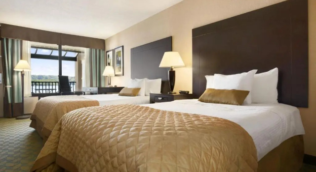 Четырёхместный номер Standard с видом на озеро Wyndham Garden Lake Guntersville