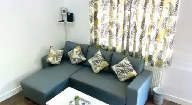 aa Stay Ltd - 2 bedroom Apartment for Contractors and Holidays | Stay in Aylesbury, Забронировать Апартаменты/квартира Отели Эйлсбери с парковкой, рядом с Музей графства Бакингемшир, Парковка