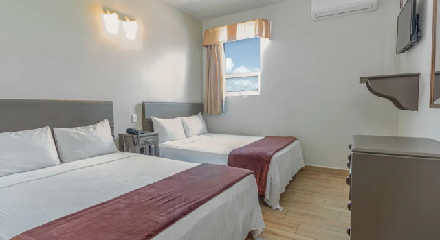Четырёхместный номер Standard Hotel Plaza del Arco Express