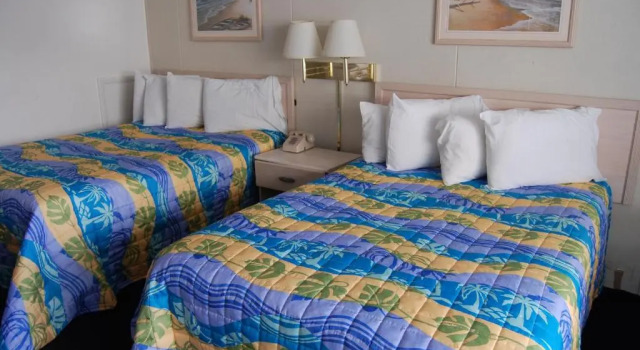 Четырёхместный номер Standard Thunderbird Beach Motel