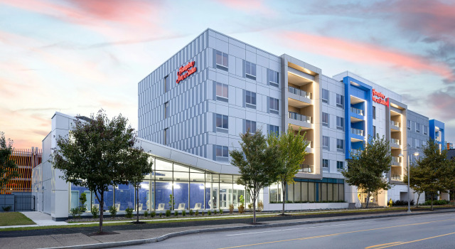 Hampton Inn & Suites Rochester Downtown, Varaa Hotelli Hotellit New York State uima-altaalla, Uima-allas