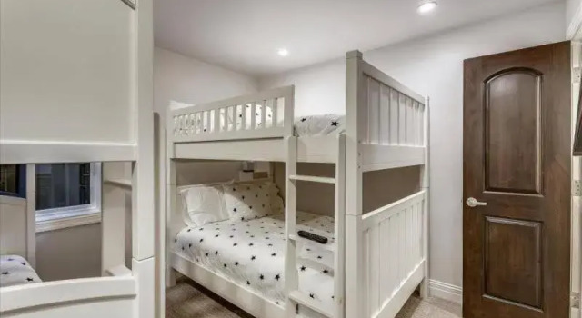 3 Bedroom Mountain Vacation Rental Located 2 Blocks from the Silver Queen Gondola with Heated Pool and Hot Tub