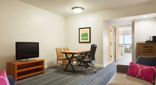 Двухместный люкс Embassy Suites by Hilton Dorado del Mar Beach Resort