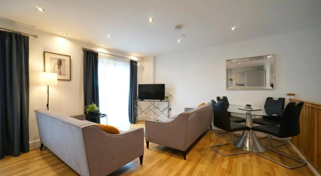 Апартаменты с балконом Modern 2 Bed Apartment with Juliet Balcony - DHB STAYS
