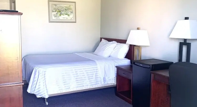 Номер Standard Value Stay Clean Room at Castle Motel