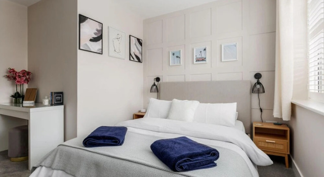 Modern 2bed Flat, Parking, Close to Beach & Shops