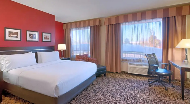 Двухместный люкс c 1 комнатой Holiday Inn & Suites Salt Lake City - Airport West by IHG